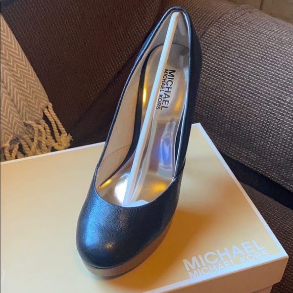 Michael Kors Belinda Pump - Picture 4 of 5